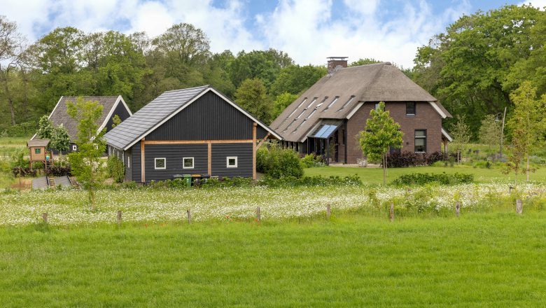 Nieuwbouw moderne woonboerderij inclusief bijgebouw