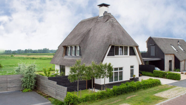 Nieuwbouw witte rietgedekte villa