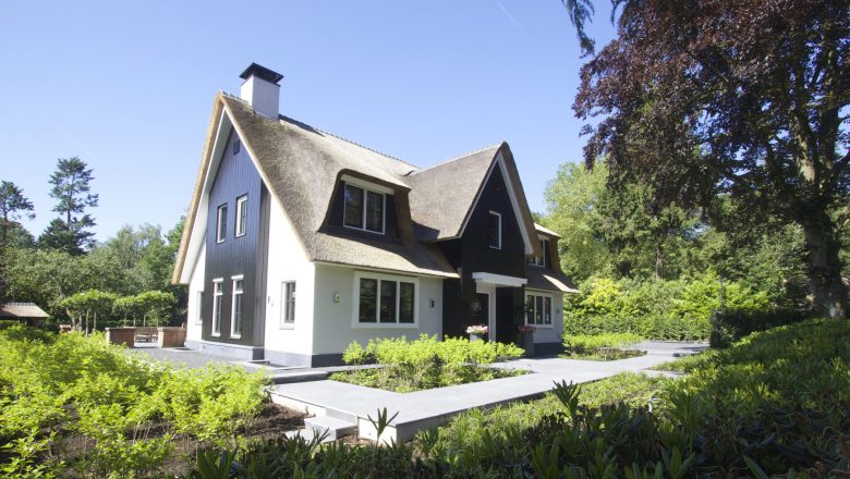Nieuwbouw rietgedekte villa