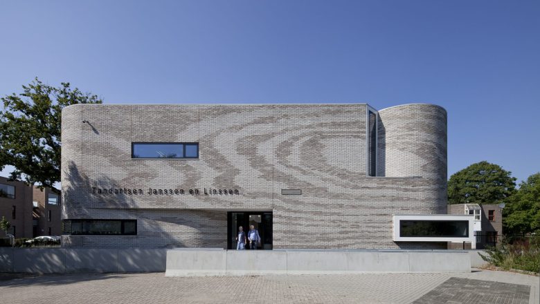 Nieuwbouw tandheelkundig kliniek met bijzonder metselwerk