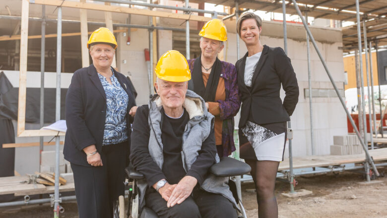 Feestelijke onthulling van de eerste steen bij De Stoevelaar in Goor